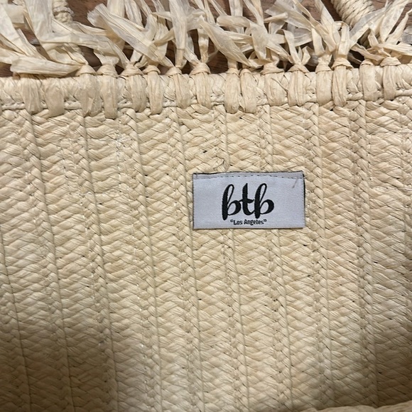 BTB Los Angeles fringe top beach bag - Picture 3 of 10